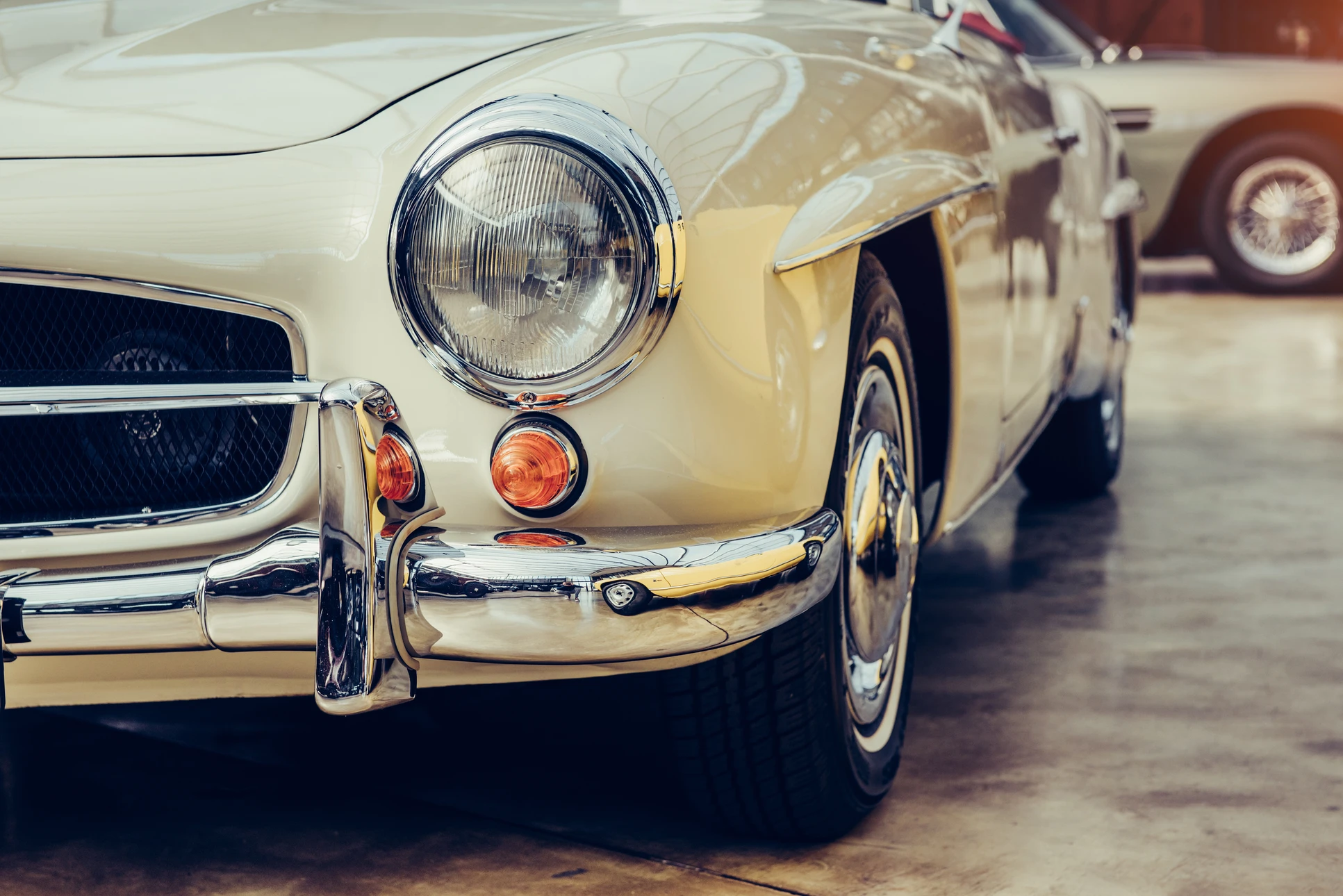 Extérieur, garage ou showroom automobile avec véhicules classiques stationnés
