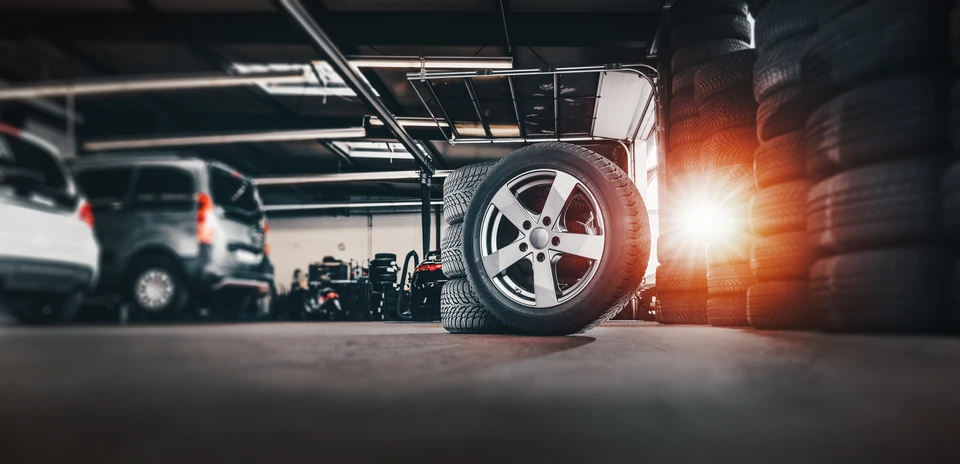 pneu à la réparation de l'arrière-plan du garage de service