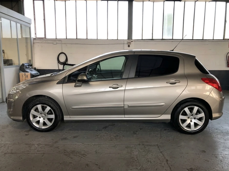 Garage intérieur, véhicule présenté de profil gauche