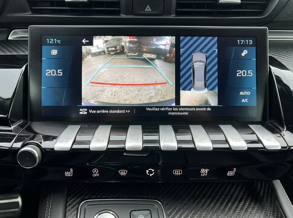 Tableau de bord Peugeot avec écran tactile panoramique affichant le système de recul